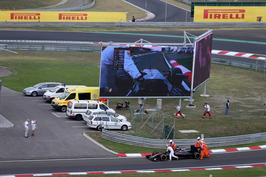 Fernando Alonso  costretto a spingere a piedi la macchina (LaPresse)